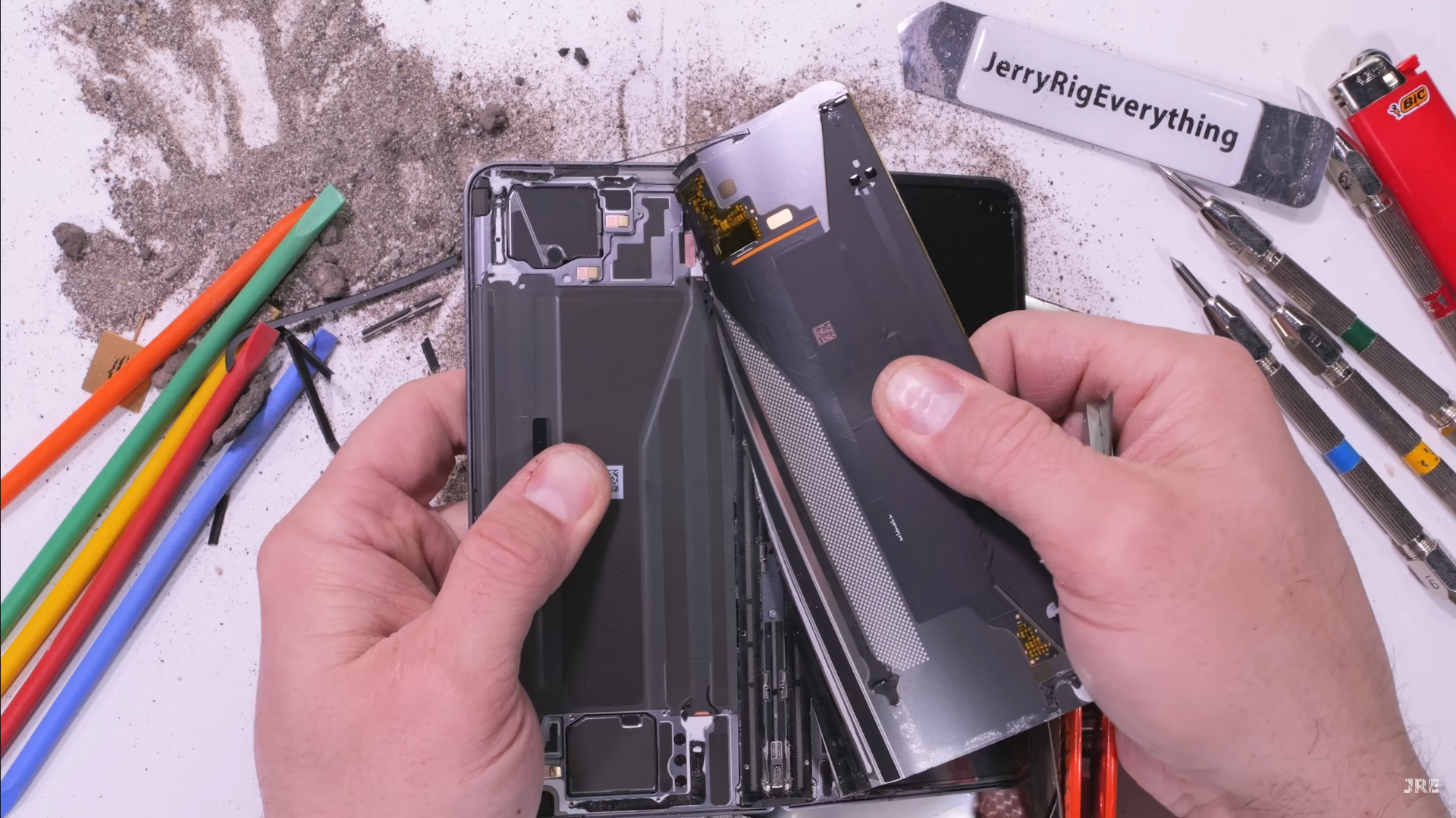 Крихкий чи надійний? Найтонший складаний смартфон у світі перевірили на міцність (відео)